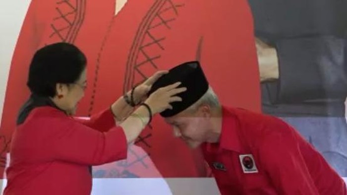 Ketum PDIP Megawati Soekarno Putri menunjuk Ganjar Pranowo sebagai capres PDIP. Foto: Tangkapan layar zoom saat konpers. 