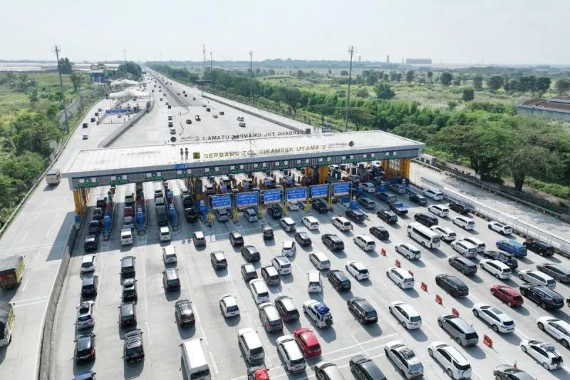 Ilustrasi: Suasana arus mudik di gerbang tol Cikampek Utama. (Kompas)