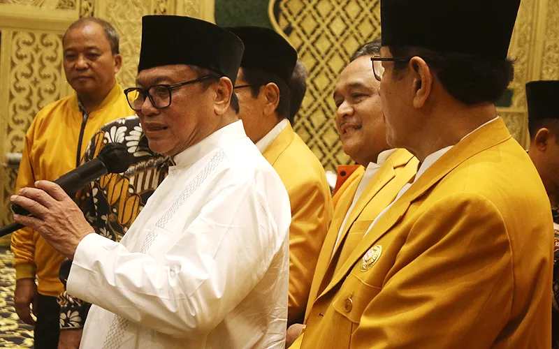 Ketum Partai Hati Nurani Rakyat (Hanura) Oesman Sapta Odang (Oso) mengumumkan dukungannya kepada Gubernur Jawa Tengah sekaligus Capres dari PDIP Ganjar Pranowo dalam Pilpres 2024. Oso mengatakan seluruh DPD Partai Hanura se-Indonesia sepakat mendukung Ganjar sebagai bakal capres Pemilu 2024. Robinsar Nainggolan
