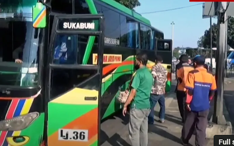 Memasuki hari lebaran ke 3, sejumlah pemudik yang pergi ke kampung halamannya mulai kembali ke Ibukota Jakarta. Terlihat pemudik dari berbagai wilayah tiba di terminal Kampung Rambutan, Ciracas, Jakarta Timur. Para pemudik memilih kembali lebih awal untuk menghindari kemacetan dan bisa beristirahat sebelum kembali bekerja. 