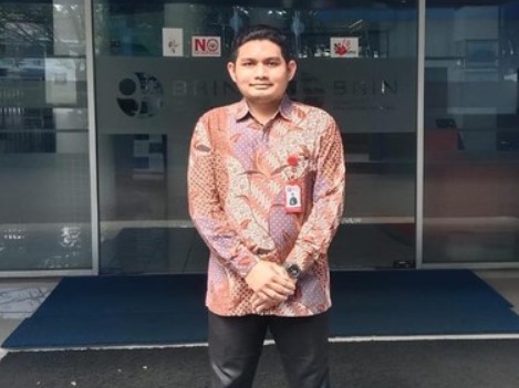 Andi Pangerang Hasanuddin, Peneliti BRIN yang mengancam membunuh warga Muhammadiyah melalui cuitan di twitter, dinyatakan  melanggar kode etik Aparatur Sipil Negara (ASN). (CNN Indonesia)