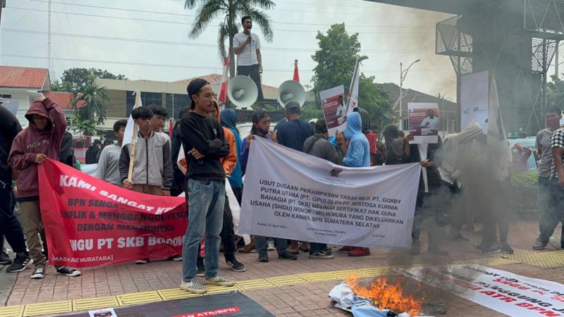 Massa Muratara melakukan aksi unjuk rasa dan menilai Menteri ATR/BPN Hadi Tjahjanto dinilai gagal memberantas Mafia Tanah (Foto: Istimewa)