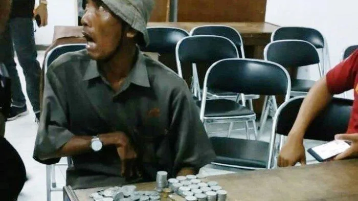 Legiman (52), pengemis yang terjaring razia PGOT Satpol PP Kabupaten Pati, mengaku memiliki kekayaan senilai lebih dari Rp 1 Milyar, Sabtu (12/1/2019) malam (istimewa)