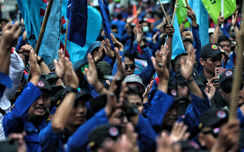 Sejumlah buruh dari berbagai aliansi melakukan aksi damai dalam rangka Hari Buruh Internasional di Patung Kuda Arjuna Wijaya, Medan Merdeka Barat, Jakarta, Senin (1/5/2023). Dalam aksinya mereka meminta pemerintah untuk meningkatkan kesejahteraan para buruh dan menuntut mencabut Omnibus Law. Robinsar Nainggolan