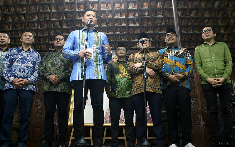 Ketua Umum Partai Demokrat Agus Harimurti Yudhoyono (AHY) menyambut Ketua Umum Partai Kebangkitan Bangsa Muhaimin Iskandar (Cak Imin), di kediaman Puri Cikeas, Bogor Jawa Barat, Rabu (3/5/2023). Pertemuan tersebut dalam rangka silahturahmi dan membahas isu-isu kebangsaan terkini. Robinsar Nainggolan