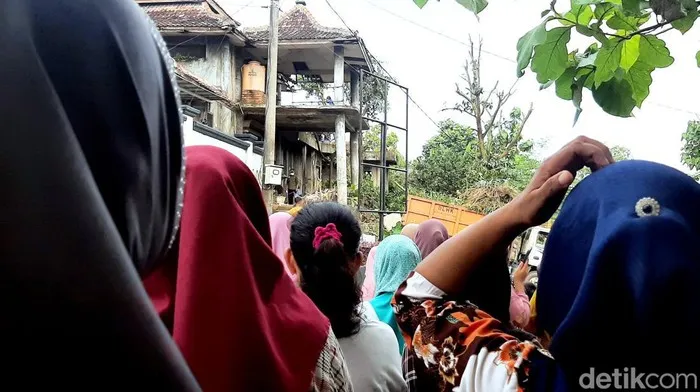 Warga berkerumun di dekat rumah dokter Wayan, Kamis (4/5/2023). (Foto: Irvan Maulana/detikJabar)  
