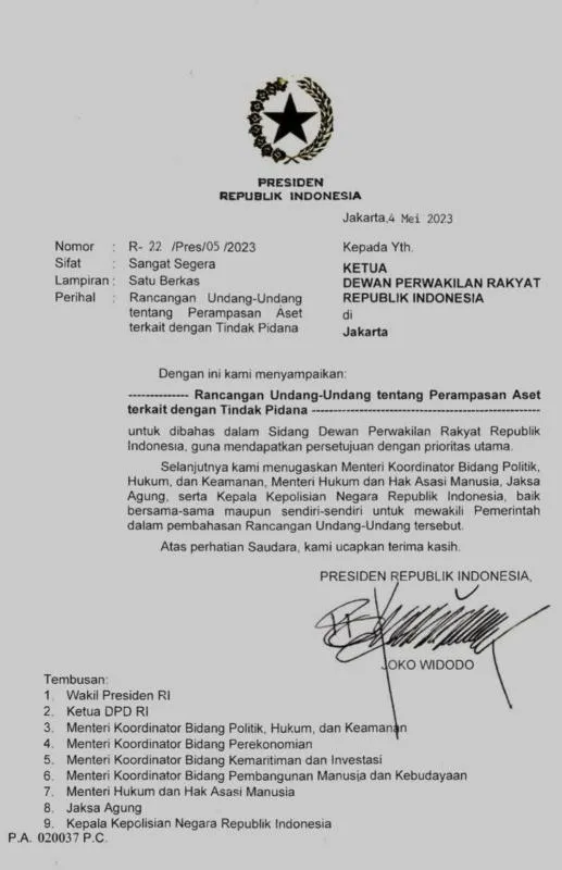 Presiden Joko Widodo meneken surat presiden (surpres) tentang Rancangan Undang-undang (RUU) Perampasan Aset pada Jumat (5/5/2023). (Istimewa)