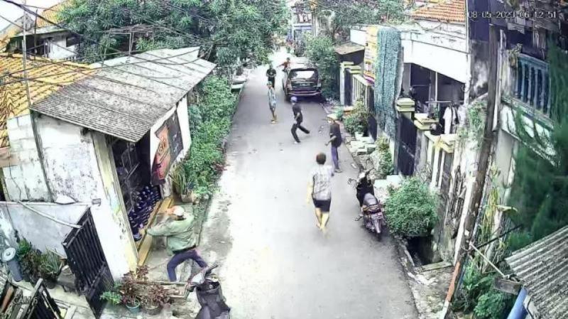 Gerebek Sarang Narkoba, Polisi Malah Diserang Warga di Kampung Bahari. (Suara.com).