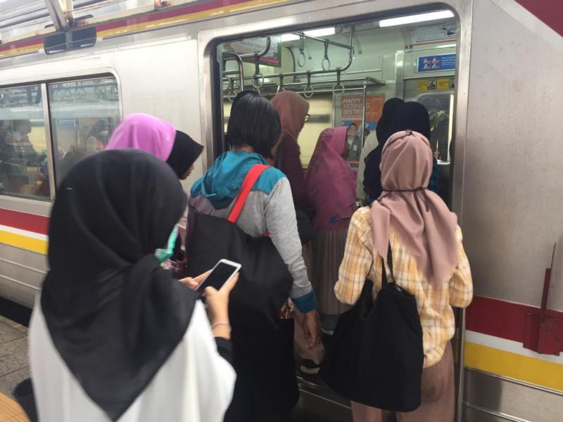Penumpang KRL saat hendak masuk gerbong KRL trayek Bogor-Jakarta Kota di saat masa awal pandemi Covid-19 pada tahun 2020. Foto: Rohman Wibowo (law-justice.co)