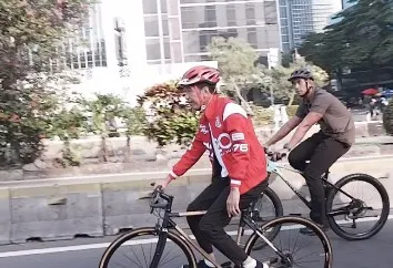 Jokowi terlihat mengayuh sepedanya dengan santai diiringi sejumlah Paspampres, Minggu (14/5/2023).