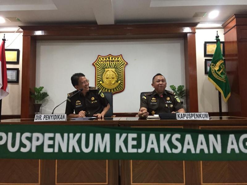 Dirdik Jampidsus Kejagung (kiri), Agung Kuntadi dan Kapuspenkum Kejagung (kanan) Ketut Sumedana dalam konpers di Kejagung, Senin 15/5/2023). Foto: Rohman Wibowo (Law Justice).