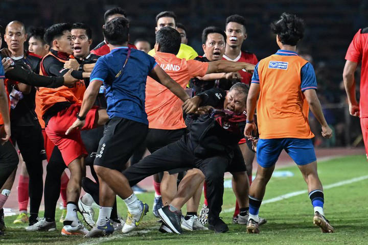 Kejadian baku hantam saat timnas Thailand tak terima kalah dari Indonesia di SEA Games (AFP)