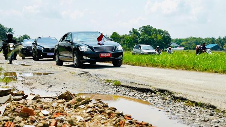 Mobil Jokowi melintas jalan rusak di Lampung (Dok.Setpres)