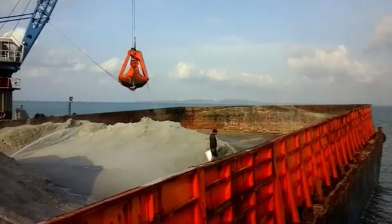Hati-hati, Ada Sesuatu Dibalik Izin Ekspor Pasir Laut Jokowi. (Pikiran Rakyat).