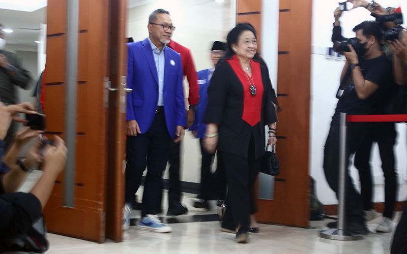 Ketua Umum DPP PDI Perjuangan (PDIP) Megawati Soekarnoputri menerima kunjungan Ketua Umum Partai Amanat Nasional (PAN) Zulkifli Hasan di Kantor DPP PDIP, Jalan Diponegoro, Menteng, Jakarta Pusat, Jumat (2/6/2023) siang. Kata Hasto, PDI-P memang menyambut PAN dengan meriah untuk membangun kerja sama politik pada Pemilu 2024, yang hadir dalam pertemuan adalah bakal capres PDI-P Ganjar Pranowo, Ketua DPP PDI-P Puan Maharani, Bendahara Umum Olly Dondokambey dan elite DPP PDI-P lainnya. Robinsar Nain