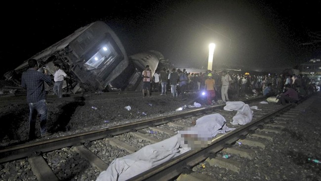 Kecelakaan maut yang melibatkan tiga rangkaian kereta itu terjadi di daerah Balasore, Odisha, India, Jumat (2/6/2023). (AP via Detik)
