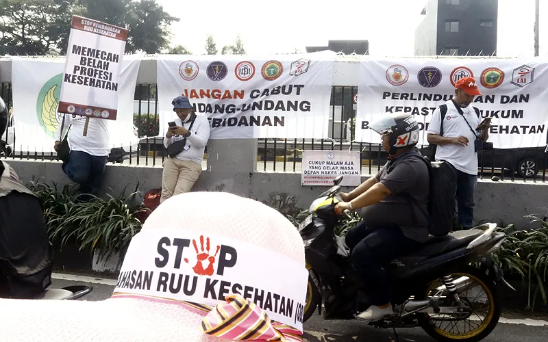 Lima organisasi profesi bersama forum tenaga kesehatan kembali menggelar demo. Kali ini, demo dilakukan di depan Gedung DPR RI. Tuntutan yang dibawa para pendemo masih sama, yakni menolak RUU Kesehatan Omnibus Law. Masalah multi Organisasi Profesi (OP) yang berisiko menimbulkan standar ganda/multi dalam penegakan etika yang tentunya akan membahayakan keselamatan pasien di kemudian hari. Robinsar Nainggolan