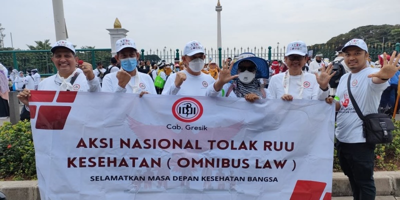 Tolak RUU Omnibus Law Kesehatan, Dokter dan Nakes Geruduk Gedung DPR. (Rmol.ID)