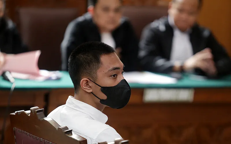 Tersangka kasus penganiayaan, Mario Dandy Satriyo, menghadiri sidang perdana dengan agenda pembacaan dakwaan di Pengadilan Negeri Jakarta Selatan Selasa(6/6/2023). Jaksa menyampaikan bahwa Mario sengaja mengincar bagian kepala D saat menganiayanya pada 20 Februari 2023 silam. Mario Dandy Satriyo merupakan anak pejabat Direktorat Jenderal Pajak Kementerian Keuangan RI, Rafael Alun Trisambodo. Robinsar Nainggolan