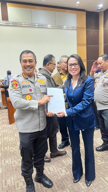 Anggota Komisi III DPR RI Siti Nurizka Puteri Jaya bersama Kabareskrim Agus Andrianto (Istimewa)