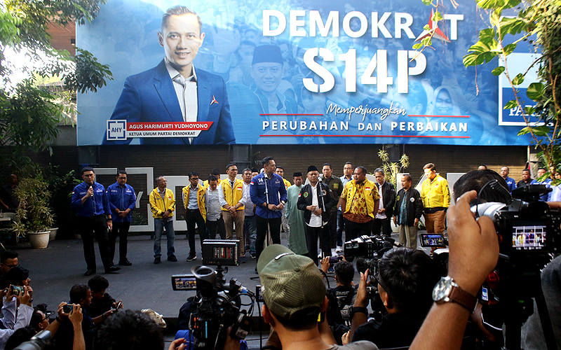 Ketua Umum Partai Demokrat Agus Harimurti Yudhoyono (AHY) bersiap melakukan pertemuan dengan Sekber koalisi Kuning Ijo Biru (KIB) pendukung Anies di Kantor DPP Partai Demokrat, Jakarta, Rabu (7/6/2023). Peretemuan silahturahmi antara Sekber koalisi Kuning Ijo Biru (KIB) pendukung Anies dengan Partai Demokrat tersebut membahas persoalan cawapres sekaligus mendukung AHY untuk menjadi cawapres Anies Baswedan pada Pilpres 2024. Robinsar Nainggolan
