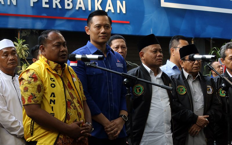 Ketua Umum Partai Demokrat Agus Harimurti Yudhoyono (AHY) bersiap melakukan pertemuan dengan Sekber koalisi Kuning Ijo Biru (KIB) pendukung Anies di Kantor DPP Partai Demokrat, Jakarta, Rabu (7/6/2023). Peretemuan silahturahmi antara Sekber koalisi Kuning Ijo Biru (KIB) pendukung Anies dengan Partai Demokrat tersebut membahas persoalan cawapres sekaligus mendukung AHY untuk menjadi cawapres Anies Baswedan pada Pilpres 2024. Robinsar Nainggolan