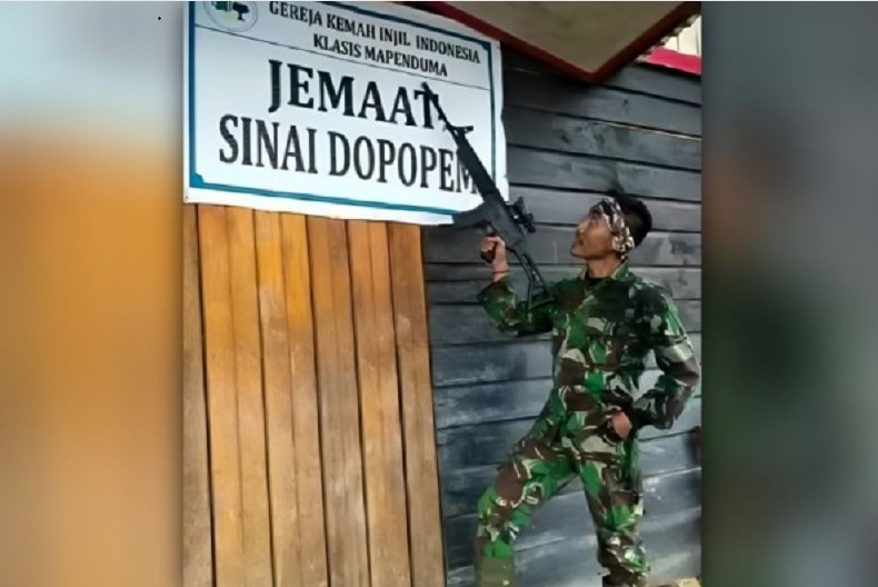 Respons TNI soal Viral Foto Prajurit Pegang Senjata di Gereja Papua. (Medsos).