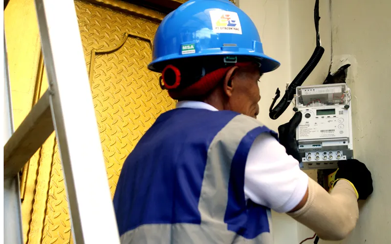 Sebagai bentuk transformasi digital untuk layanan kelistrikan, PLN kembangkan Smart Meter dengan sistem Advanced Metering Infrastructure (AMI). Program penggantian menjadi Smart Meter AMI di lingkungan kerja PLN Unit Induk Distribusi Jakarta Raya pada tahun 2023 dimulai hari ini, Senin (19/6/2023) di kawasan Teguk Gong, Jakarta Utara, yang merupakan pelanggan PLN UP3 Bandengan.  Robinsar Nainggolan 