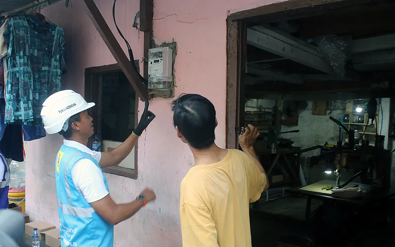 Sebagai bentuk transformasi digital untuk layanan kelistrikan, PLN kembangkan Smart Meter dengan sistem Advanced Metering Infrastructure (AMI). Program penggantian menjadi Smart Meter AMI di lingkungan kerja PLN Unit Induk Distribusi Jakarta Raya pada tahun 2023 dimulai hari ini, Senin (19/6/2023) di kawasan Teguk Gong, Jakarta Utara, yang merupakan pelanggan PLN UP3 Bandengan. Kehadiran AMI, penggunaan energi listrik pelanggan dapat diketahui PLN dari jarak jauh dan hasil baca meter menjadi leb