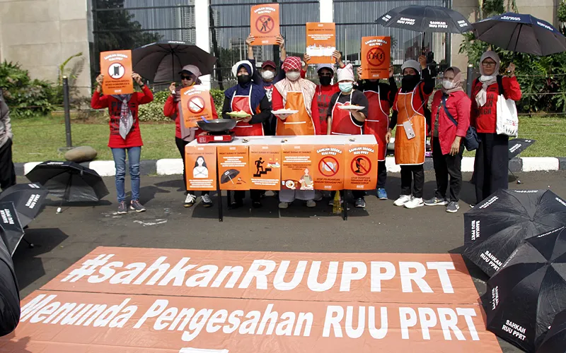 Massa dari Koalisi Sipil untuk Undang Undang Perlindungan Pekerja Rumah Tangga (UU PPRT) menggelar aksi teatrikal memasak sarapan di depan Gedung Parlemen, Jakarta, Rabu (21/6/23). Aksi membuat sarapan buat anggota DPR supaya berenergi untuk giat membahas dan mewujudkan UU PPRT serta mendesak pembahasan RUU PPRT Tingkat I DPR bersama pemerintah. Robinsar Nainggolan