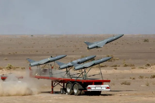Sebuah drone diluncurkan selama latihan militer di lokasi yang dirahasiakan di Iran. Foto: Iranian Army/WANA/via REUTERS