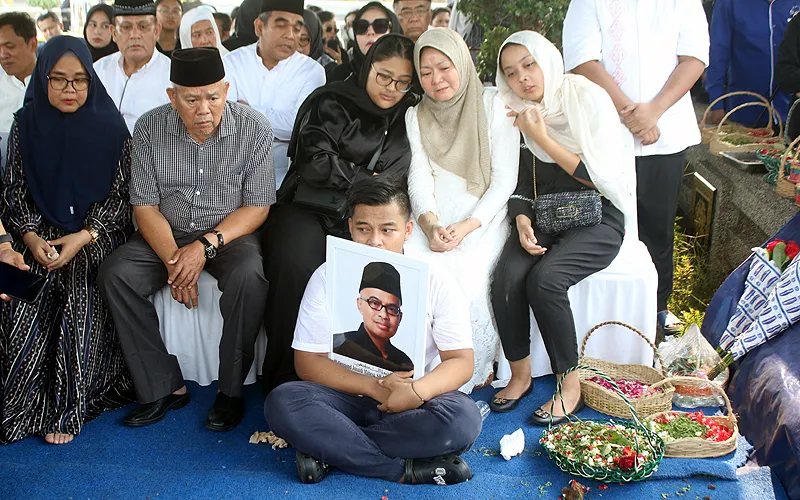 Politikus Partai Gerindra Desmond Junaidi Mahesa meninggal dunia. Sebelum meninggal dunia, dia sempat dirawat di Rumah Sakit (RS) Mayapada, Lebak Bulus, Jakarta Selatan. Jenazah Wakil Ketua Dewan Pembina DPP Partai Gerindra, Desmond Junaidi Mahesa, dimakamkan di Al-Azhar Memorial Garden Karawang, Sabtu (24/6/2023). Robinsar Nainggolan