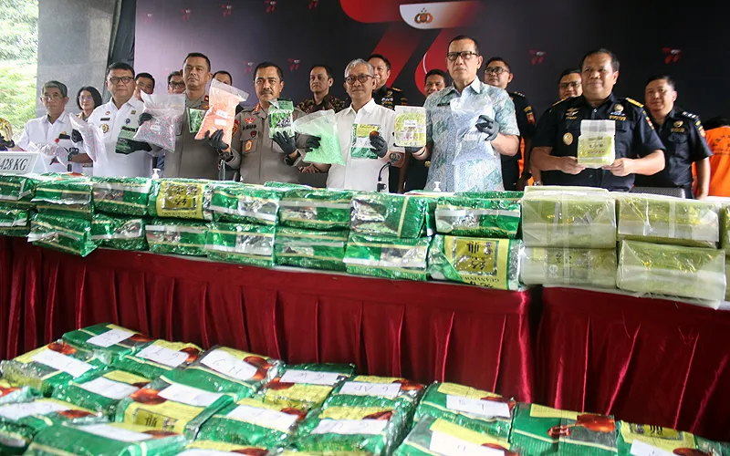Ilustrasi. Direktorat Tindak Pidana Narkoba (Dittipidnarkoba) Bareskrim Polri mengungkap kasus peredaran narkotika jenis sabu dan ekstasi di Riau, Aceh dan Bali. Total barang bukti yang disita mencapai 428 kg sabu dan 162.932 butir ekstasi. Operasi dilaksanakan selama bulan Juni di tiga TKP, yaitu di Aceh, kemudian di Riau, dan Bali, ujar Agus Andrianto dalam konferensi pers di Mabes Polri, Jumat (30/6/2023). Robinsar Nainggolan
