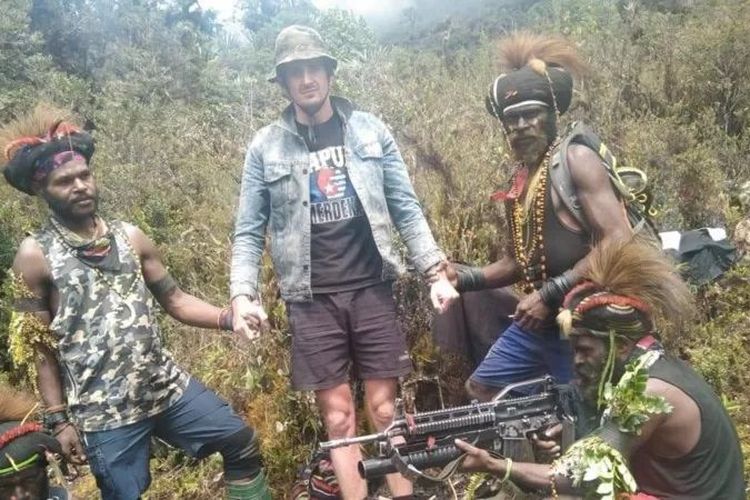 Pilot Susi Air berkewarganegaraan Selandia Baru, Phillip Mark Mehrtens bersama sejumlah anggota KKB Papua yang menculiknya sejak Februari lalu. (TPNPB-OPM via BBC Indonesia via Kompas)