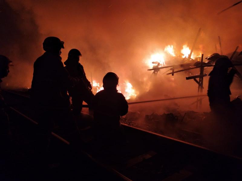 Kebakaran di Klender: Belasan Damkar Diterjunkan-Ganggu Perjalanan KRL. (@humasjakfire).