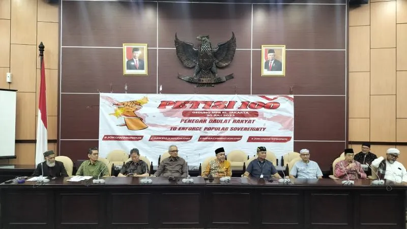 Seratusan lebih elemen masyarakat diterima Anggota MPR RI Tamsil Linrung gedung MPR-RI, Kamis (20/7/2023). Kehadiran mereka hendak menyampaikan Petisi 100 yang ditandangani 100 Tokoh Oposisi yang meminta MPR segera memakzulkan Presiden Joko Widodo.