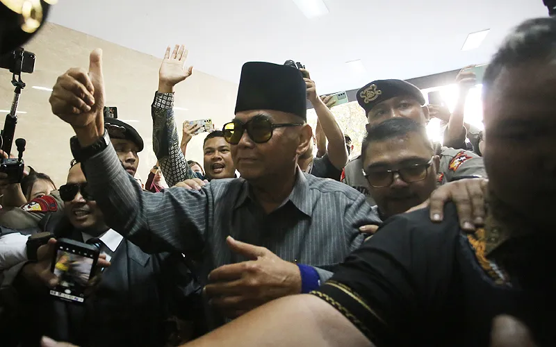Pimpinan Pondok Pesantren Al Zaytun Panji Gumilang memenuhi panggilan penyidik Direktorat Tindak Pidana Umum (Dittipidum) Bareskrim Polri untuk dimintai keterangan sebagai saksi kasus dugaan penistaan agama, Selasa (1/8/2023). Mabes Polri memperketat penjagaan di pintu masuk bagi para pengunjung saat pemeriksaan pimpinan Pondok Pesantren Al-Zaytun Panji Gumilang berlangsung. Robinsar Nainggolan