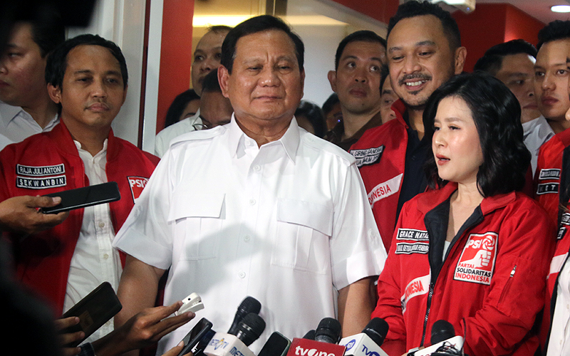 Bakal calon presiden sekaligus Ketua Umum Partai Gerindra Prabowo Subianto beserta rombongan menyambangi Kantor DPP Partai Solidaritas Indonesia (PSI), Jalan Wahid Hasyim, Jakarta, Rabu (2/7/2023). Mereka disambut oleh sejumlah petinggi PSI, di antaranya Wakil Ketua Dewan Pembina PSI Grace Natalie dan Ketua Umum DPP PSI Giring Ganesha. Prabowo Subianto menyebut memiliki kesamaan pandangan dalam konsep membangun bangsa dengan PSI. Robinsar Nainggolan