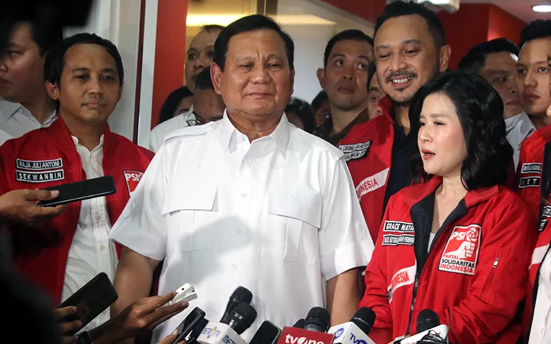 Bakal calon presiden sekaligus Ketua Umum Partai Gerindra Prabowo Subianto beserta rombongan menyambangi Kantor DPP Partai Solidaritas Indonesia (PSI), Jalan Wahid Hasyim, Jakarta, Rabu (2/7/2023). Mereka disambut oleh sejumlah petinggi PSI, di antaranya Wakil Ketua Dewan Pembina PSI Grace Natalie dan Ketua Umum DPP PSI Giring Ganesha. Prabowo Subianto menyebut memiliki kesamaan pandangan dalam konsep membangun bangsa dengan PSI. Robinsar Nainggolan