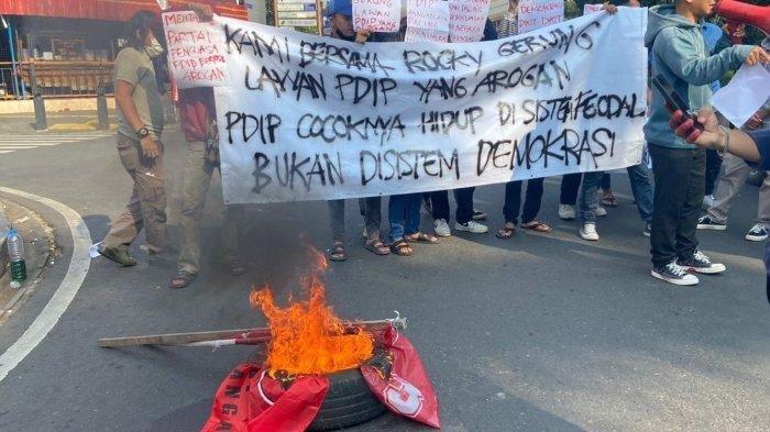 Djarot Saiful Meradang soal Bendera PDI Perjuangan Dibakar. (Tribun).