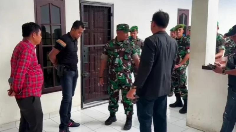 Datangi Polrestabes Medan, Aksi Puluhan Anggota TNI Ini Dikecam. (Viva).