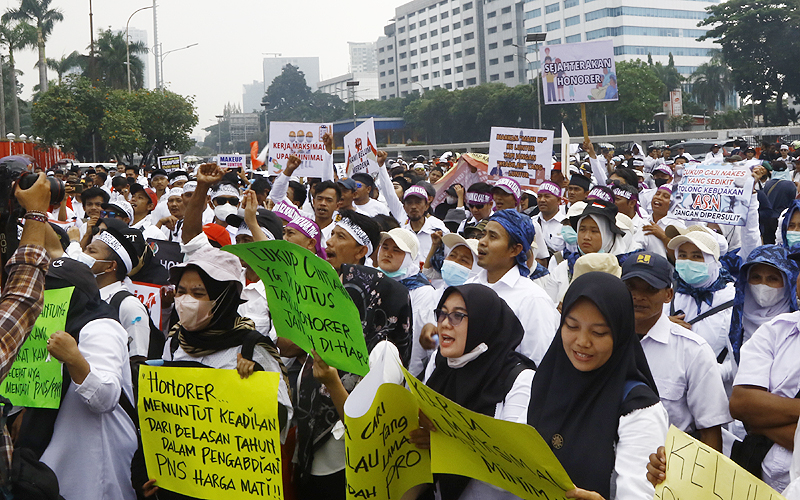 Sekitar seribu tenaga kesehatan (nakes) dan non nakes sejumlah fasilitas pelayanan kesehatan (fasyankes) menggelar aksi unjuk rasa di depan Gedung DPR Senayan, Jalan Jendral Gatot Subroto, Jakarta Pusat, Senin (7/8/2023). Mereka menuntut kejelasan status revisi Undang-Undang (RUU) Nomor 5 Tahun 2014 tentang ASN dan mendesak pemerintah merevisi PP tahun 2018 terkait pengangkatan tenaga honorer menjadi ASN. Robinsar Nainggolan