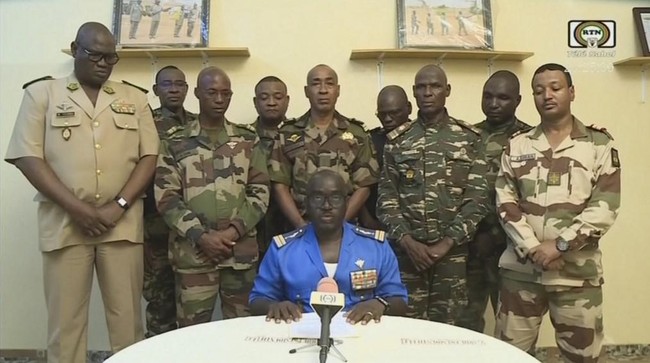 Militer klaim telah merebut pemerintahan Niger setelah paspampres menahan Presiden Mohamed Bazoum dalam upaya kudeta. (AFP)