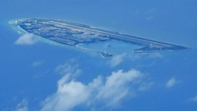 Ketika China Disebut Bangun Landasan Pacu di Pulau Laut China Selatan. (cnnindonesia.com).