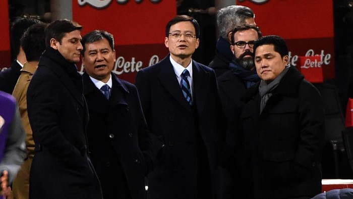 Mantan CEO Inter Milan, Jun Liu (tengah berkacamata) Ditangkap Terkait Kasus Korupsi. (Foto: Getty Images/Pier Marco Tacca)