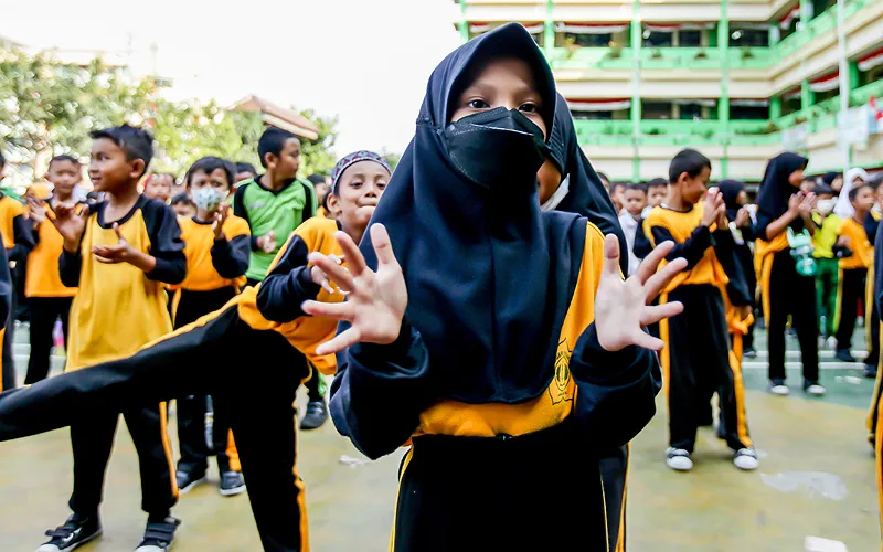 Suasana Kimia Tirta Utama (KTU), yang terlihat samar akibat kabut polusi di Jakarta, dimana KTU tersebut bersebelahan dengan salah satu sekolah, yaitu SDN Marunda 05, Jakarta Utara, sehingga pihak sekolah memasang alat pendeketsi udara dan  beberapa para siswa melakukan aktifitas belajar dengan memakai masker, akibat dari polusi tersebut, kamis (31/8/2023). Robinsar Nainggolan