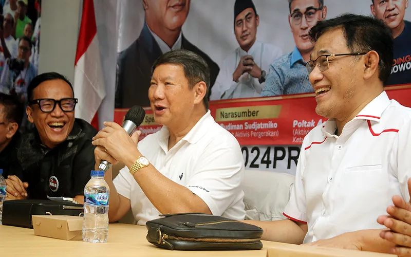 Mantan politikus PDI-P Budiman Sudjatmiko mengungkapkan Ketua Umum Partai Gerindra Prabowo Subianto ternyata tersiksa dan kesepian lantaran besar di zaman Orde Baru. Pasalnya, Prabowo merupakan sosok yang suka membaca buku, tapi berseragam tentara. Adik kandung Ketua Umum Partai Gerindra Prabowo Subianto, Hashim Djojohadikusumo, mengaku sempat berpikir bahwa dukungan yang diberikan eks politikus PDI-P Budiman Sudjatmiko kepada Prabowo sebagai mukjizat.