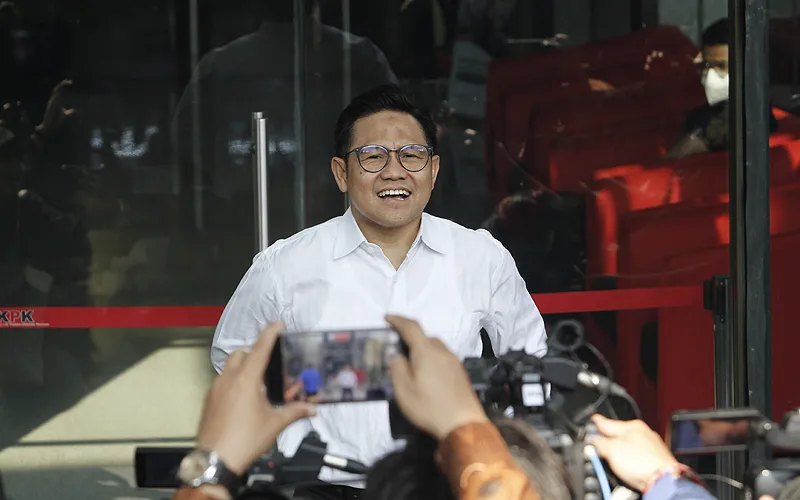 Ketua Umum Partai Kebangkitan Bangsa (PKB) sekaligus Mantan Menteri Tenaga Kerja dan Transmigrasi (Menakertrans) Muhaimin Iskandar selesai diperiksa oleh Komisi Pemberantasan Korupsi (KPK). Pria yang akrab disapa Cak Imin itu diperiksa sejak pukul 10.00 WIB hingga 15.00 WIB atau 5 jam lamanya. Wakil Ketua DPR RI itu berharap kedatangannya ke kantor KPK untuk memberikan keterangan sebagai saksi bisa membuat KPK secepatnya menuntaskan perkara tersebut. Robinsar Nainggolan