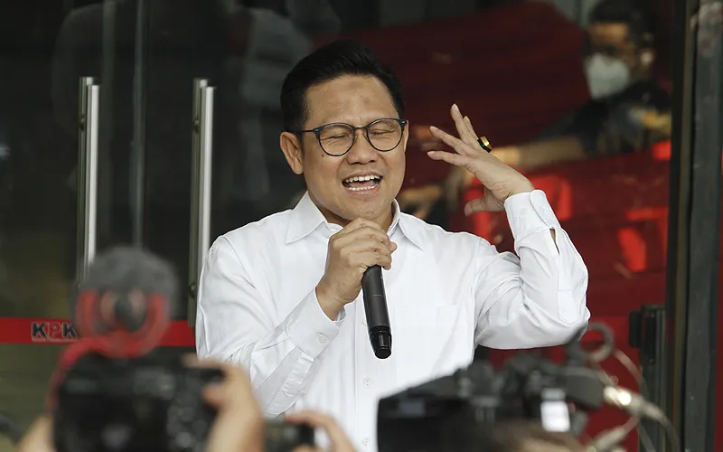 Ketua Umum Partai Kebangkitan Bangsa (PKB) sekaligus Mantan Menteri Tenaga Kerja dan Transmigrasi (Menakertrans) Muhaimin Iskandar selesai diperiksa oleh Komisi Pemberantasan Korupsi (KPK). Pria yang akrab disapa Cak Imin itu diperiksa sejak pukul 10.00 WIB hingga 15.00 WIB atau 5 jam lamanya. Wakil Ketua DPR RI itu berharap kedatangannya ke kantor KPK untuk memberikan keterangan sebagai saksi bisa membuat KPK secepatnya menuntaskan perkara tersebut. Robinsar Nainggolan