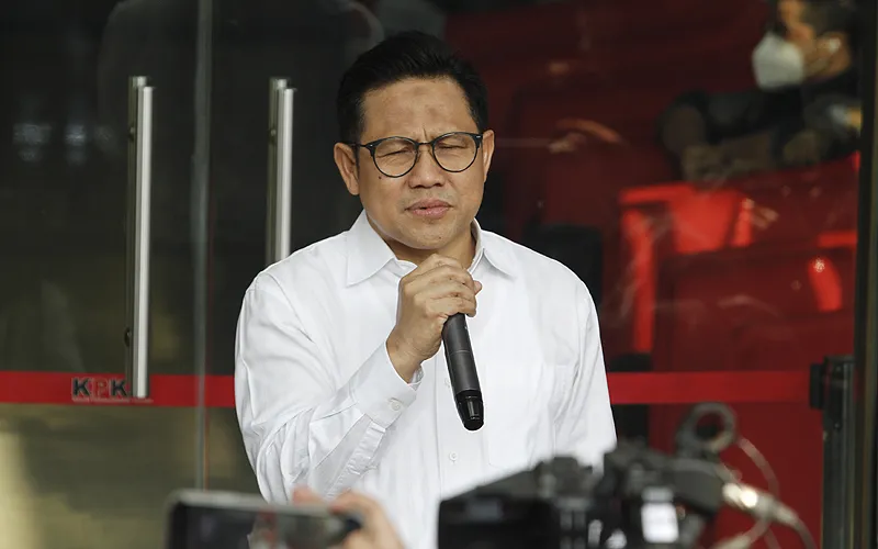 Ketua Umum Partai Kebangkitan Bangsa (PKB) sekaligus Mantan Menteri Tenaga Kerja dan Transmigrasi (Menakertrans) Muhaimin Iskandar selesai diperiksa oleh Komisi Pemberantasan Korupsi (KPK). Pria yang akrab disapa Cak Imin itu diperiksa sejak pukul 10.00 WIB hingga 15.00 WIB atau 5 jam lamanya. Wakil Ketua DPR RI itu berharap kedatangannya ke kantor KPK untuk memberikan keterangan sebagai saksi bisa membuat KPK secepatnya menuntaskan perkara tersebut. Robinsar Nainggolan
